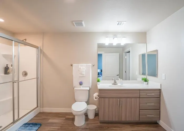 Modern 2bd - Gym, Pool, Parking, W-d - Sleeps 8 Apartment