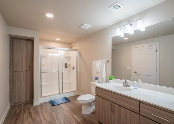Modern 2bd - Gym, Pool, Parking, W-d - Sleeps 8 *