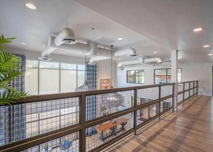 Modern 2bd - Gym, Pool, Parking, W-d - Sleeps 8 Apartment *