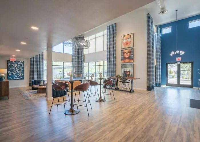 Modern 2bd - Gym, Pool, Parking, W-d - Sleeps 8 *