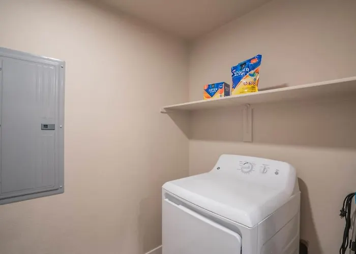 Modern 2bd - Gym, Pool, Parking, W-d - Sleeps 8 Apartment *