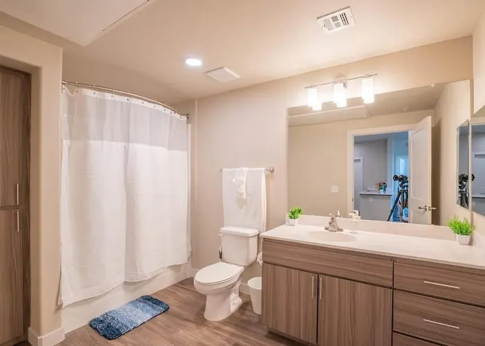 Modern 2bd - Gym, Pool, Parking, W-d - Sleeps 8 *