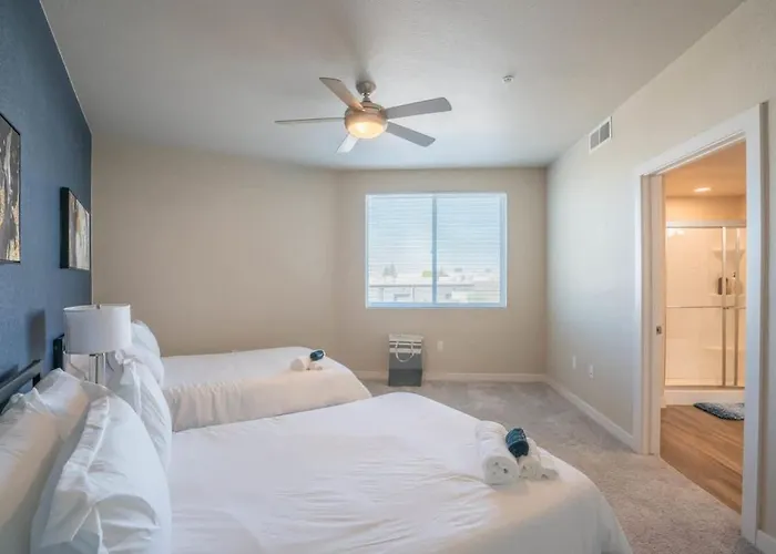 Modern 2bd - Gym, Pool, Parking, W-d - Sleeps 8