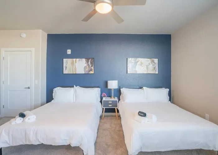Modern 2bd - Gym, Pool, Parking, W-d - Sleeps 8 Apartment